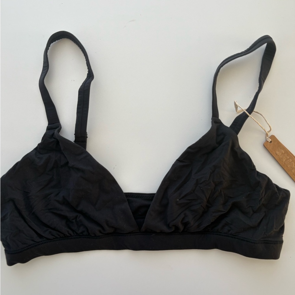SKIMS “TRIANGLE BRALETTE” In shade: ONYX. Size: L